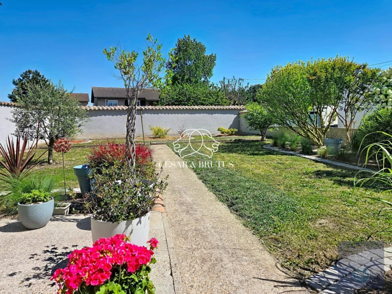 jardin côté impasse (très calme)