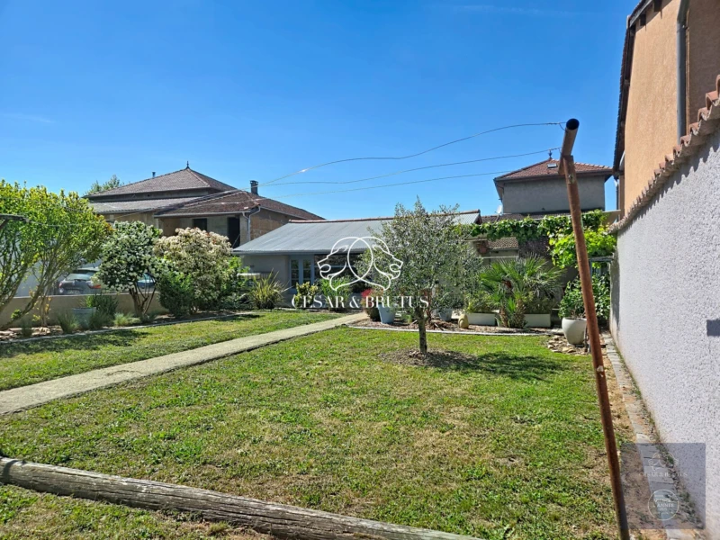 jardin côté impasse (très calme)