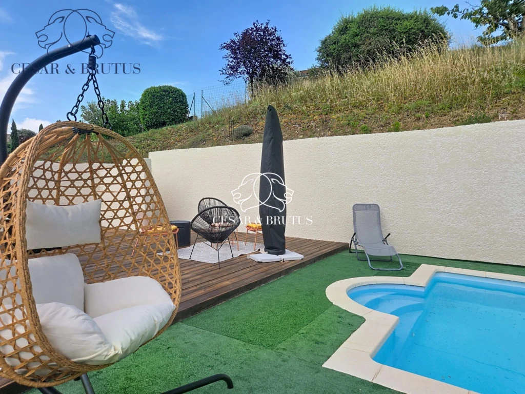 zen (la piscine est sécurisée par une clôture)
