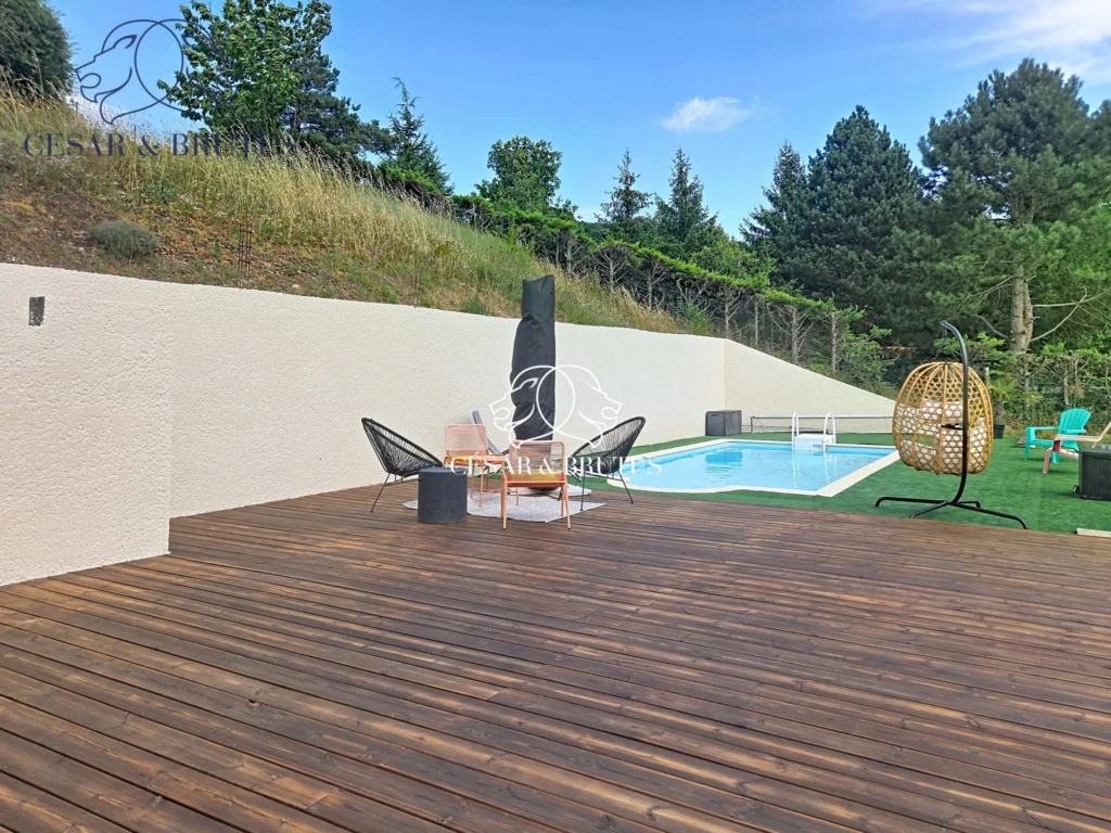 plage en bois exotique chaleureux