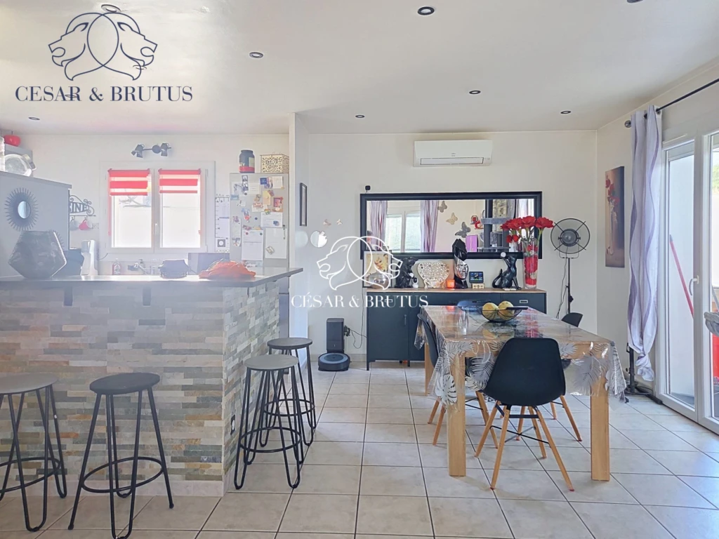 salle à manger qui donne sur la véranda