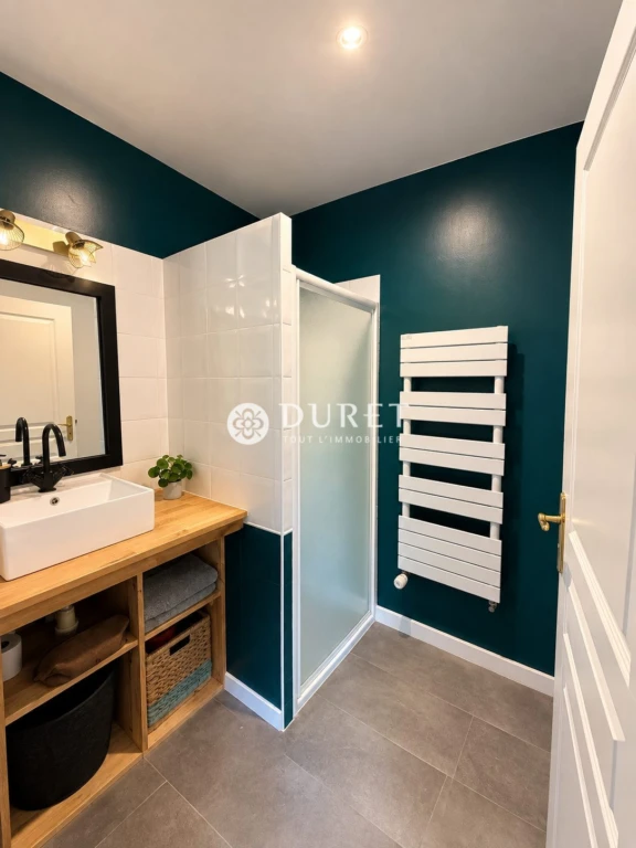 salle d'eau + toilettes privatifs