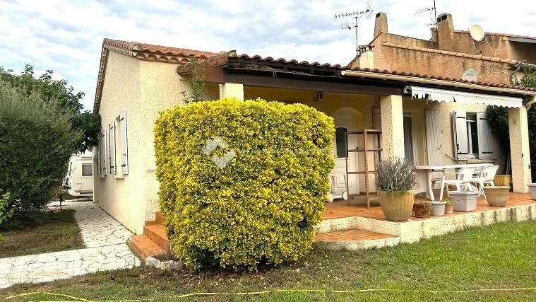 Maison côté jardin et terrasse