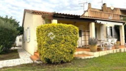 Maison côté jardin et terrasse