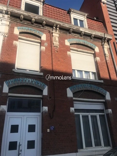 FACADE AVANT EN COURS DE RENOVATION