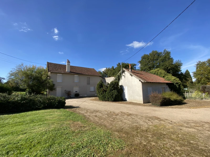 Maison No2 avec les annexes maisonnette et hangar