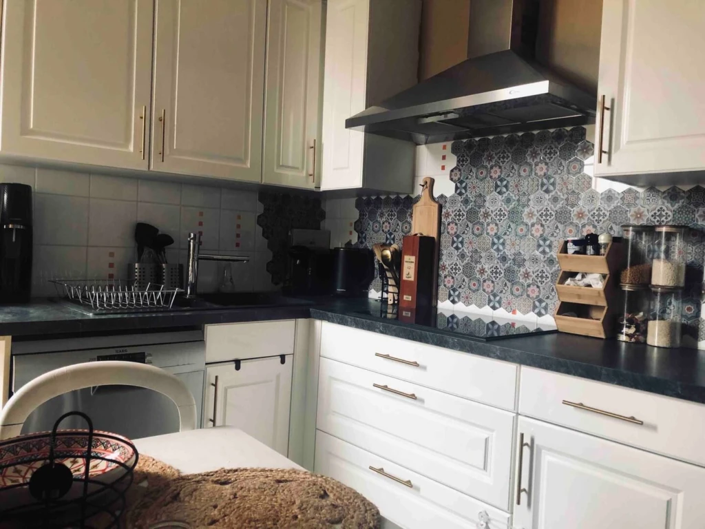 À LOUER – Charmant appartement de style parisien de 70 m², soigneusement meublé. (loyer tout inclus) 9