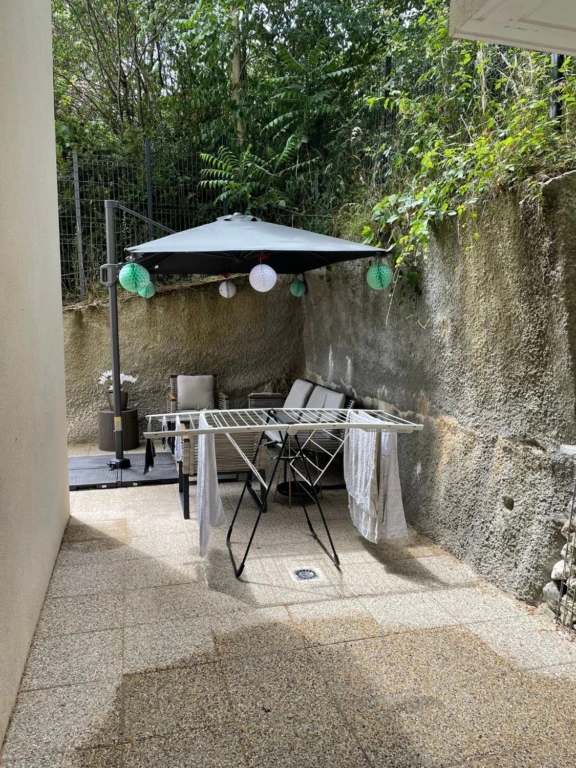 Spacieux appartement meublé de 3 chambres avec terrasse, jardin privé et 2 places de parking (loyer tout inclus) 6