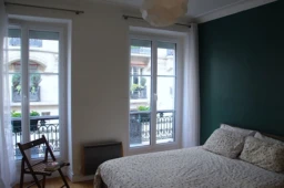 Duplex élégant à 10 min de l'Arc de Triomphe avec 1 chambre, parquet & belle hauteur sous plafond – Quartier prisé Courcelles-Wagram (loyer tout inclus) 2