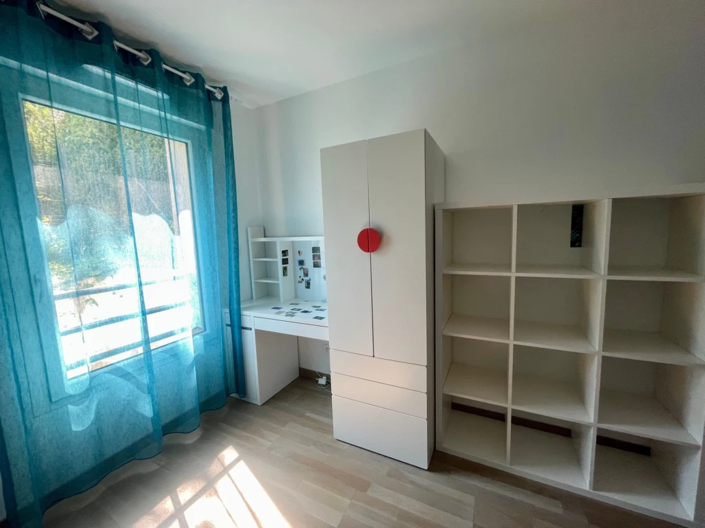 Spacieux appartement meublé de 3 chambres avec terrasse, jardin privé et 2 places de parking (loyer tout inclus) 9