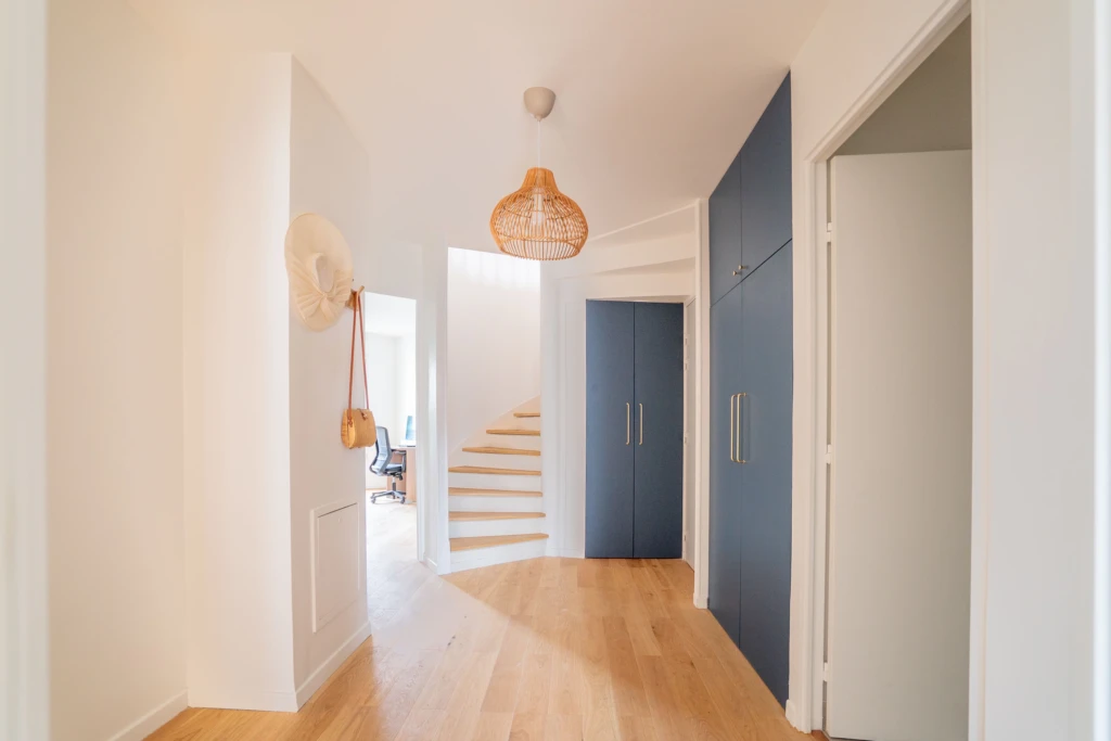 Loue meublé un superbe Duplex neuf de 108m² + 20m² de terrasse exposé plein Sud, dernier étage (loyer tout inclus) 14