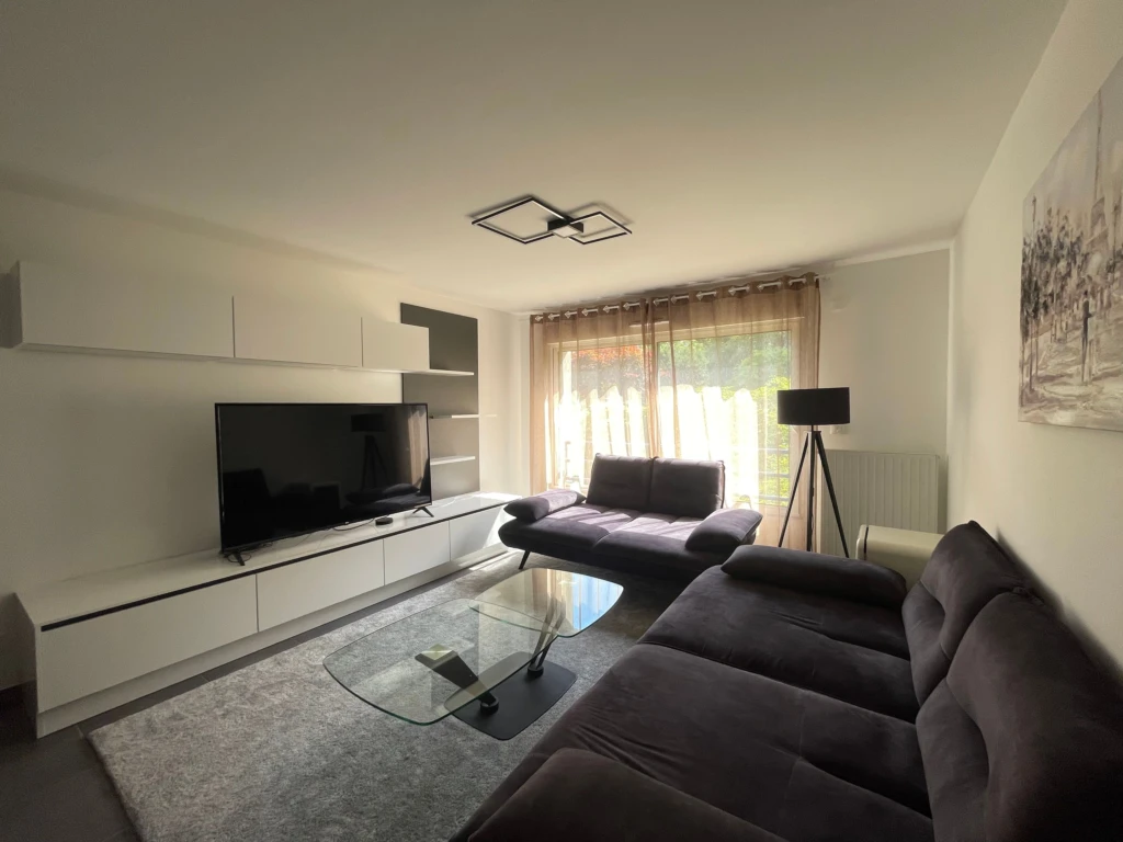 Spacieux appartement meublé de 3 chambres avec terrasse, jardin privé et 2 places de parking (loyer tout inclus) 1