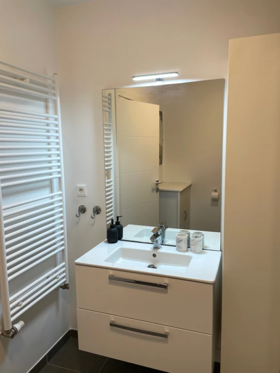 Spacieux appartement meublé de 3 chambres avec terrasse, jardin privé et 2 places de parking (loyer tout inclus) 15