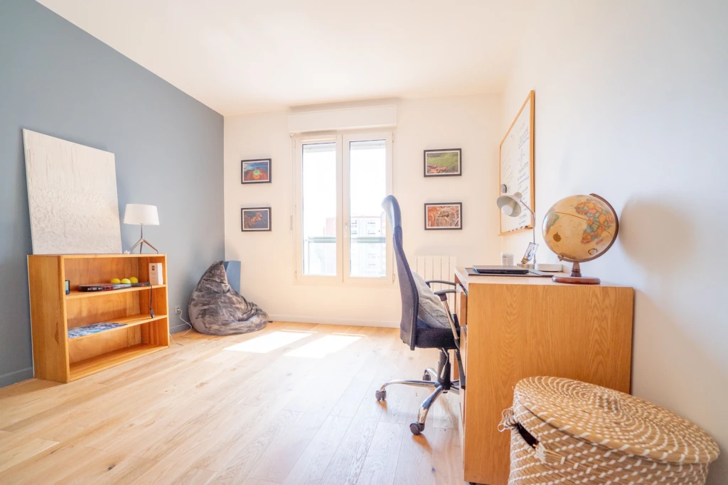 Loue meublé un superbe Duplex neuf de 108m² + 20m² de terrasse exposé plein Sud, dernier étage (loyer tout inclus) 12