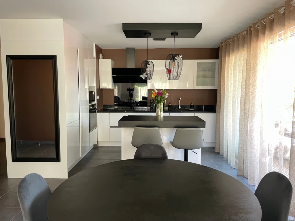 Spacieux appartement meublé de 3 chambres avec terrasse, jardin privé et 2 places de parking (loyer tout inclus) 2