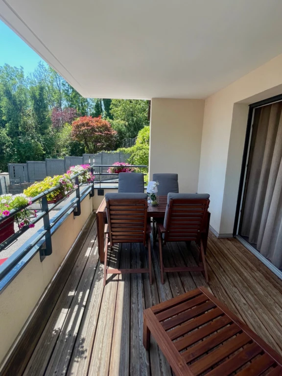 Spacieux appartement meublé de 3 chambres avec terrasse, jardin privé et 2 places de parking (loyer tout inclus) 3