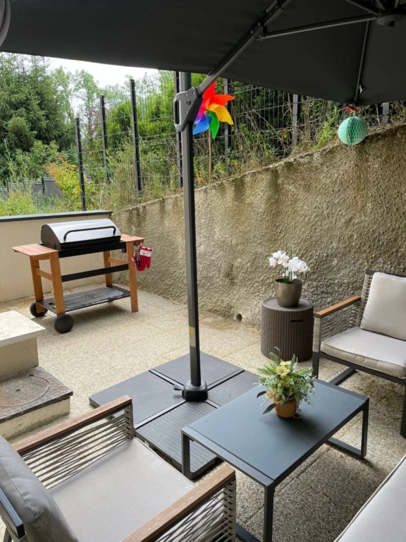 Spacieux appartement meublé de 3 chambres avec terrasse, jardin privé et 2 places de parking (loyer tout inclus) 4