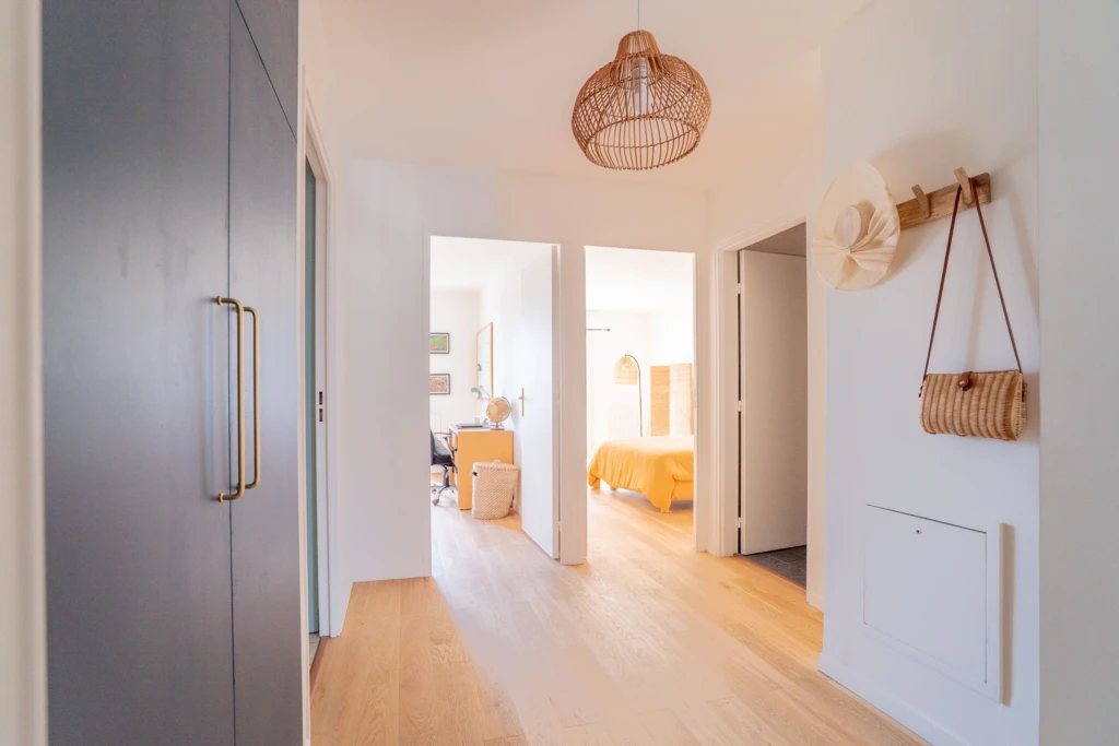 Loue meublé un superbe Duplex neuf de 108m² + 20m² de terrasse exposé plein Sud, dernier étage (loyer tout inclus) 13