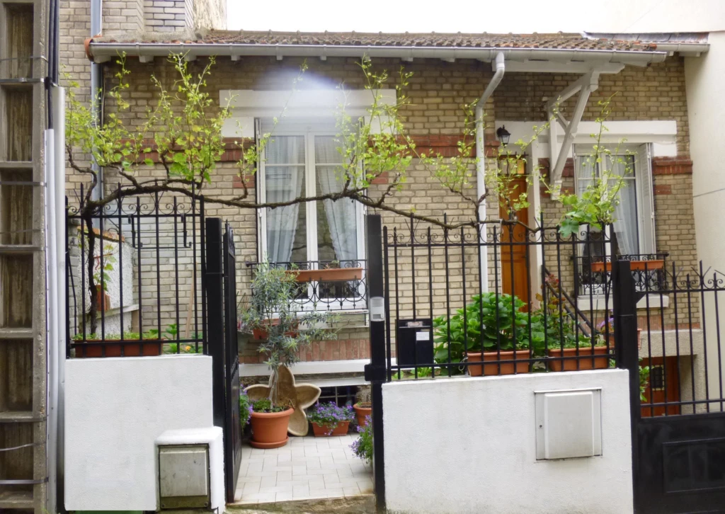 très jolie Maison indépendante (loyer tout inclus) 1