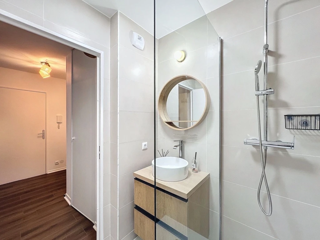 New renovated apartment just 1 min from train station RER Val D’Europe , free parking underground (loyer tout inclus) 19