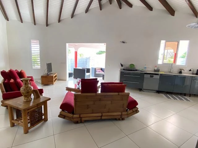 Spacieux séjour, belle hauteur sous plafond