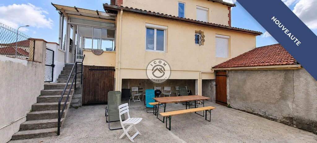 Cour intérieure avec mobilier de jardin