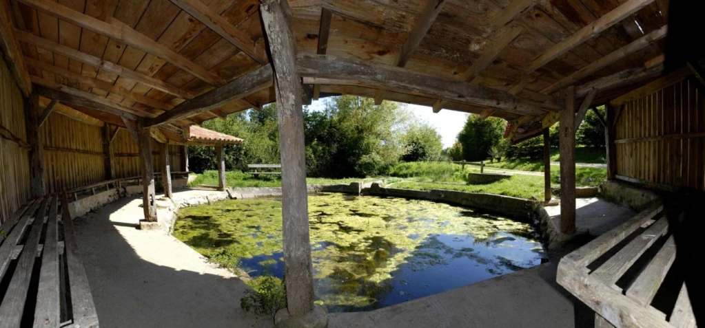 saint-hilaire-la-foret-lavoir-courolle-interieur
