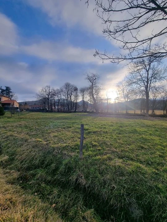 Terrain plat 2800m² - proche commerces - transpor