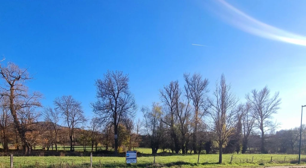 Terrain plat 2800m² - proche commerces - transpor
