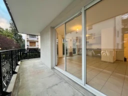 Balcon terrasse coter jardin en L belle exposition