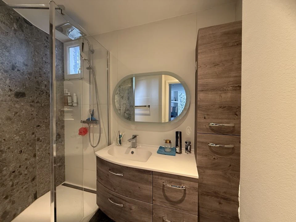 Salle d'eau refaite à neuf avec douche italienne