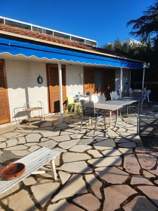 Terrasse de 100 m² avec barbecue