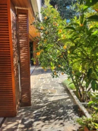 Jardin agrémenté accès immédiat dans le salon.