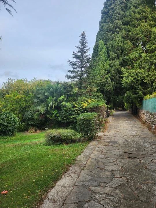 Exposition Sud ,plat et vendu avec piscine, Tout à