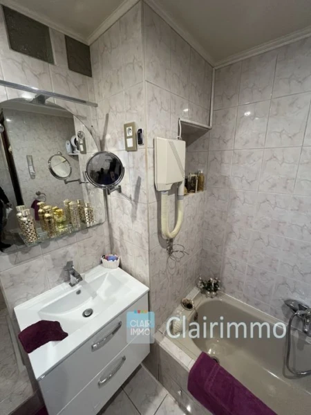 Belle salle de bain avec baignoire