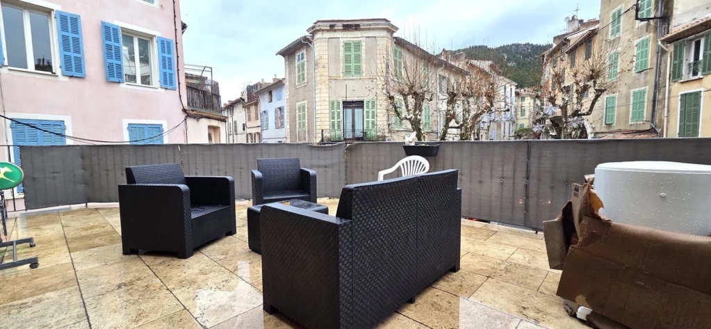 CUGES LES PINS-IMMEUBLE-A VENDRE-MURS PROS-APPARTE