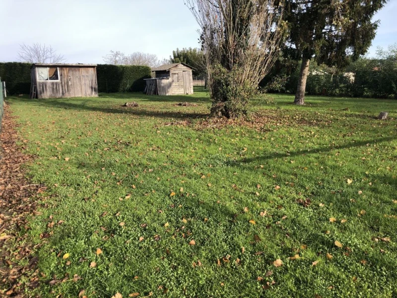 TERRAIN CONSTRUCTIBLE 771 M2 NON VIABILISE BORNE