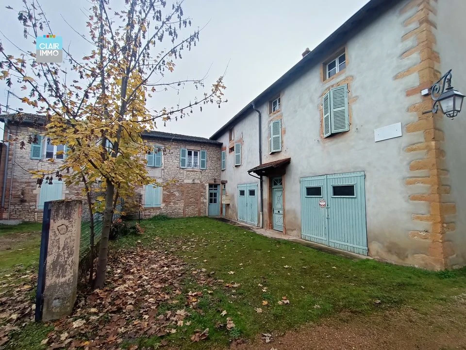 A AZE PROCHE MACON EN BOURGOGNE ENSEMBLE IMMOBILIE