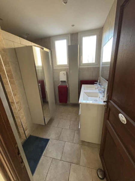 Salle d'eau avec douche italienne,aérée avec fenêt
