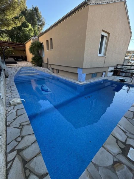 Piscine avec espace détente