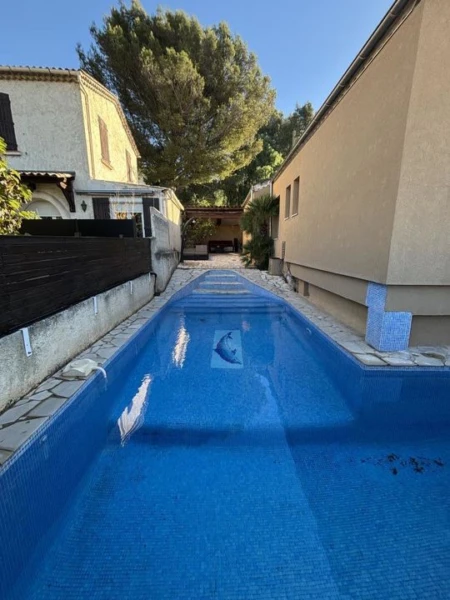 Terrasse coin détente donnant sur la piscine