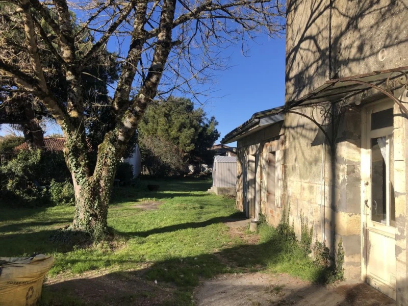 MAISON ANCIENNE EN PIERRES T3 TERRAIN 693 m2  Prox