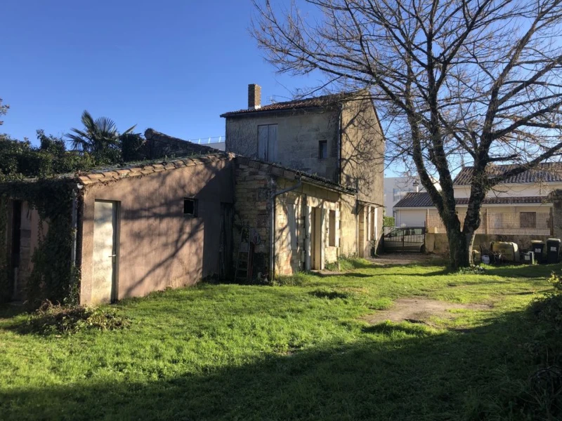 MAISON ANCIENNE EN PIERRES T3 TERRAIN 693 m2  Prox