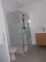 Douche italienne indépendante.Toilettes. Équipée m