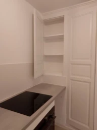 cuisine équipée avec plan de travail et placards à