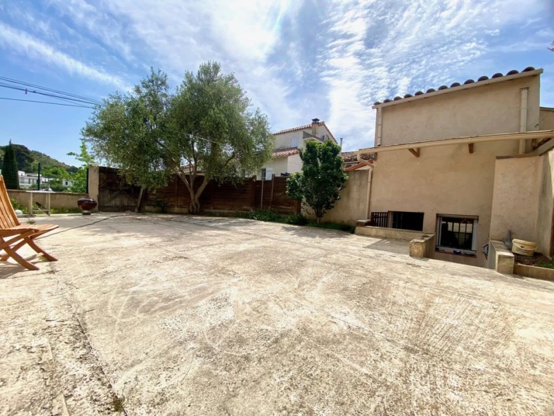 T4 de 115m2+ TERRASSE 136m2 / CHATEAU GOMBERT
