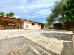 T4 de 115m2+ TERRASSE 136m2 / CHATEAU GOMBERT
