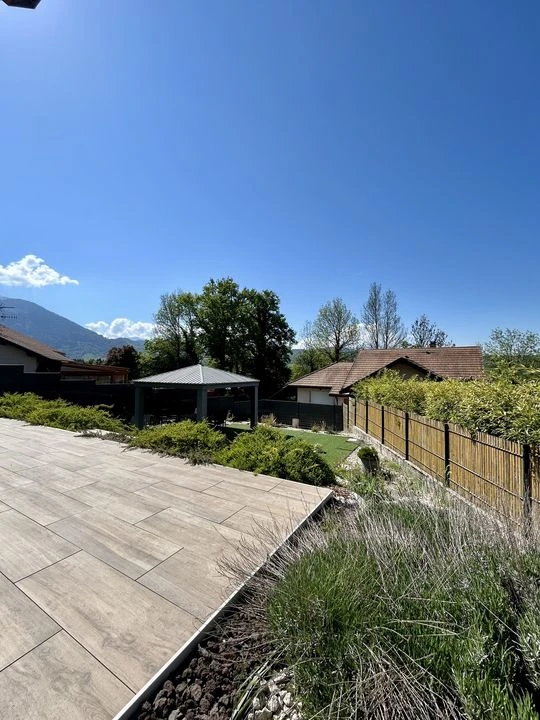 Maison avec jardin / terrasse avec pergola