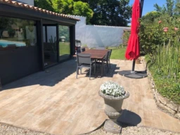 Jardin plat clos et arboré.