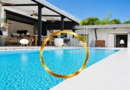 varangue ouverte sur la piscine